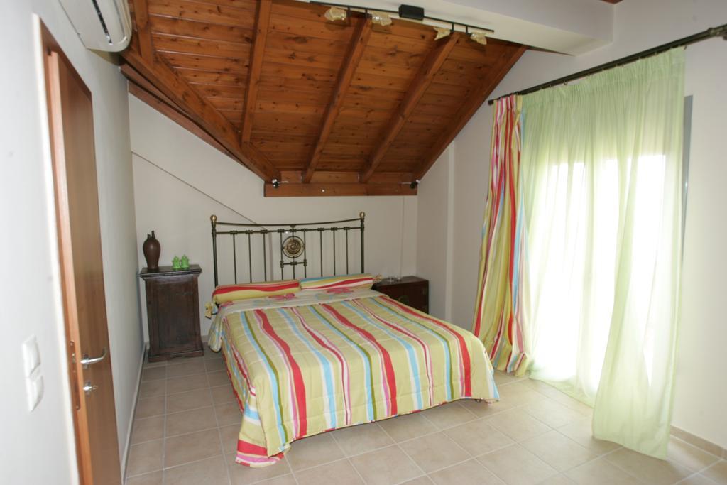 Erofili Villas Lourdata  Rum bild